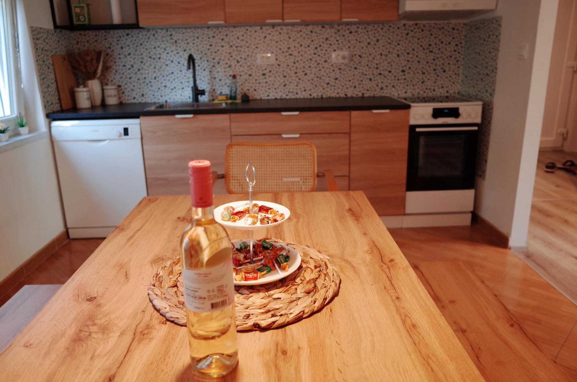 Simona's Place-free Private Parking
